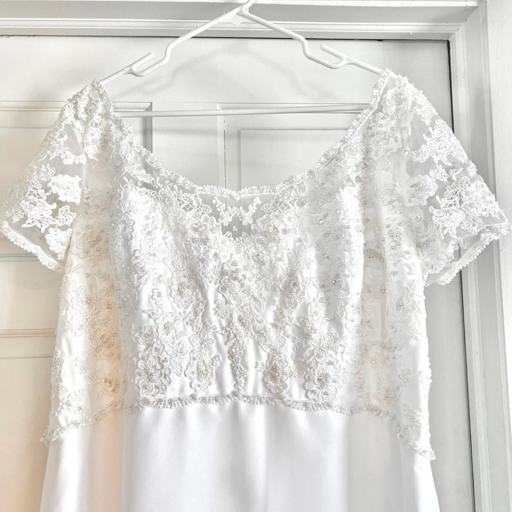 White lace short sleeve wedding dress with removable train size 26